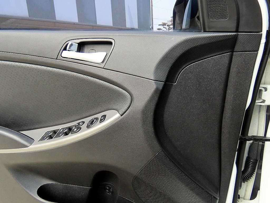 HYUNDAI Accent - Vista 11