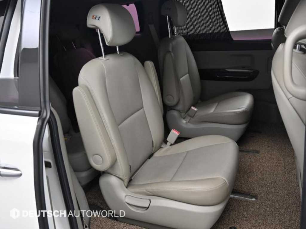 KIA Carnival - Vista 10