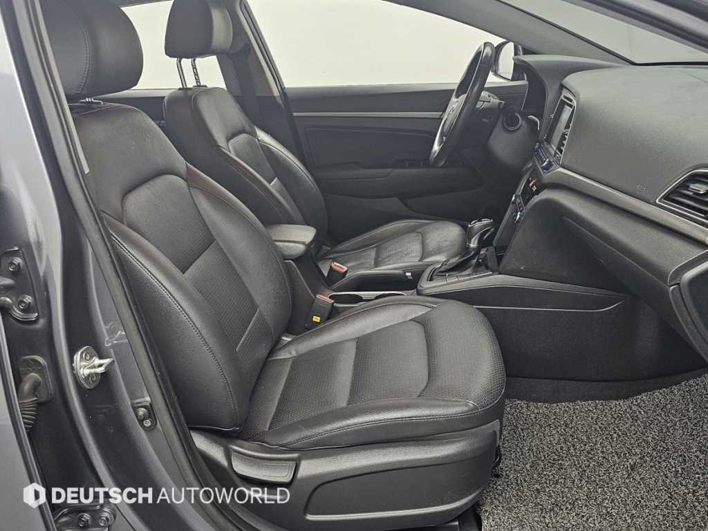 HYUNDAI Avante - Vista 10