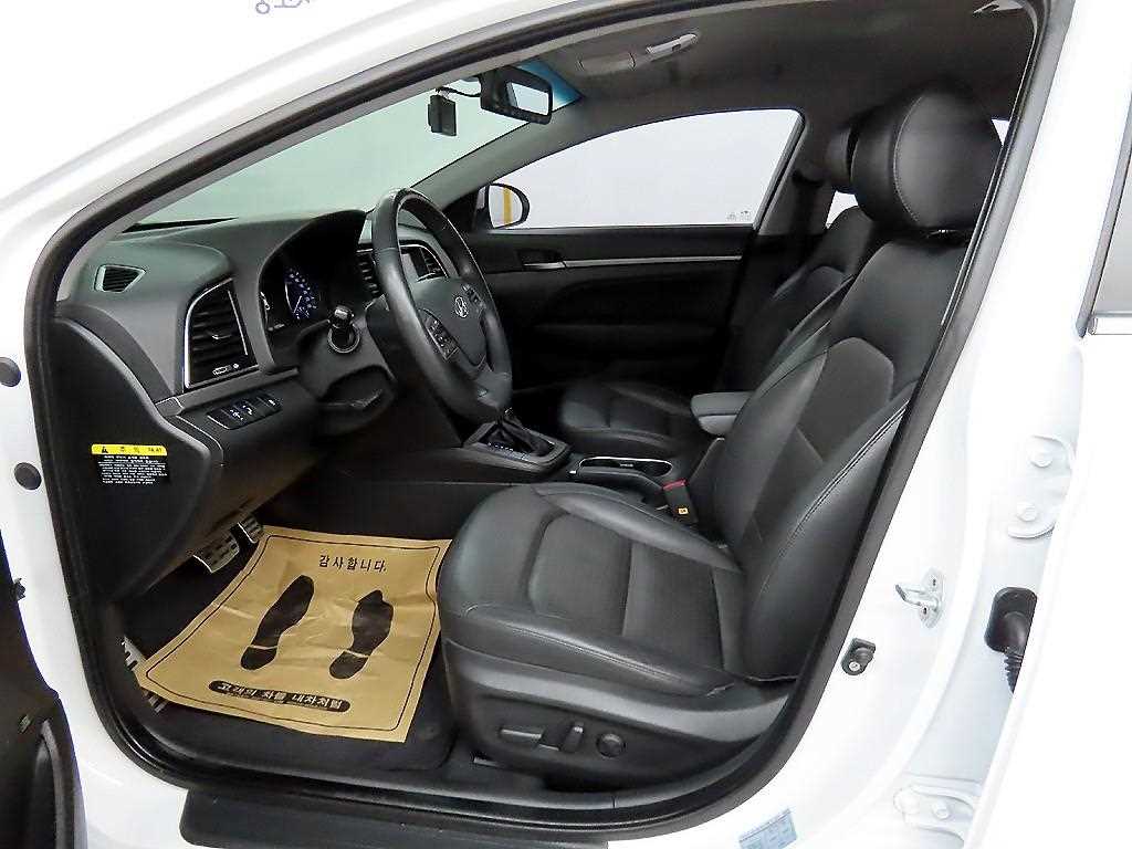 HYUNDAI Avante - Vista 5