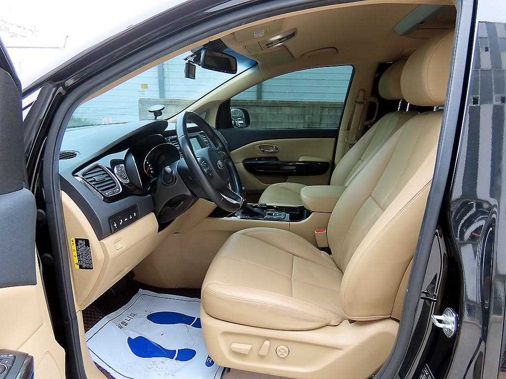 KIA Carnival - Vista 5