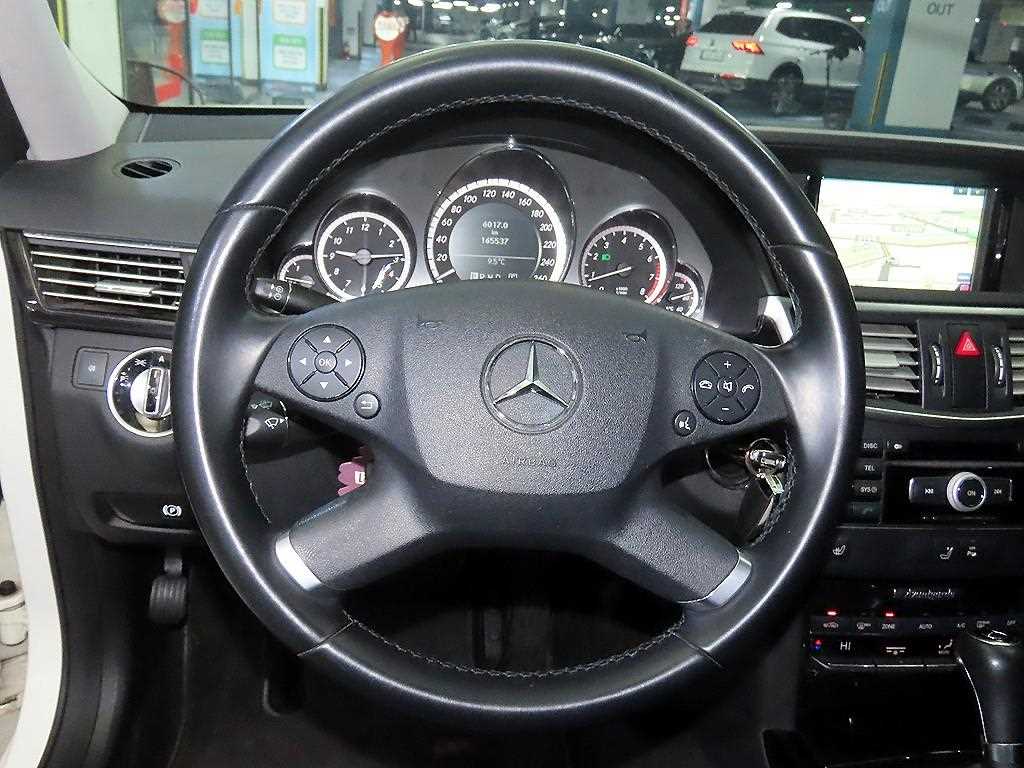 Mercedes Benz E class - Vista 8