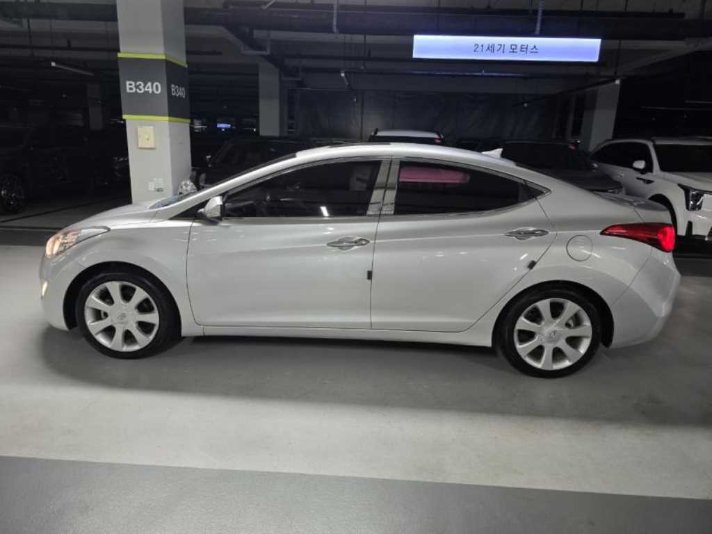 HYUNDAI Avante - Vista 3