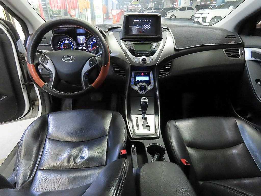 HYUNDAI Avante - Vista 10