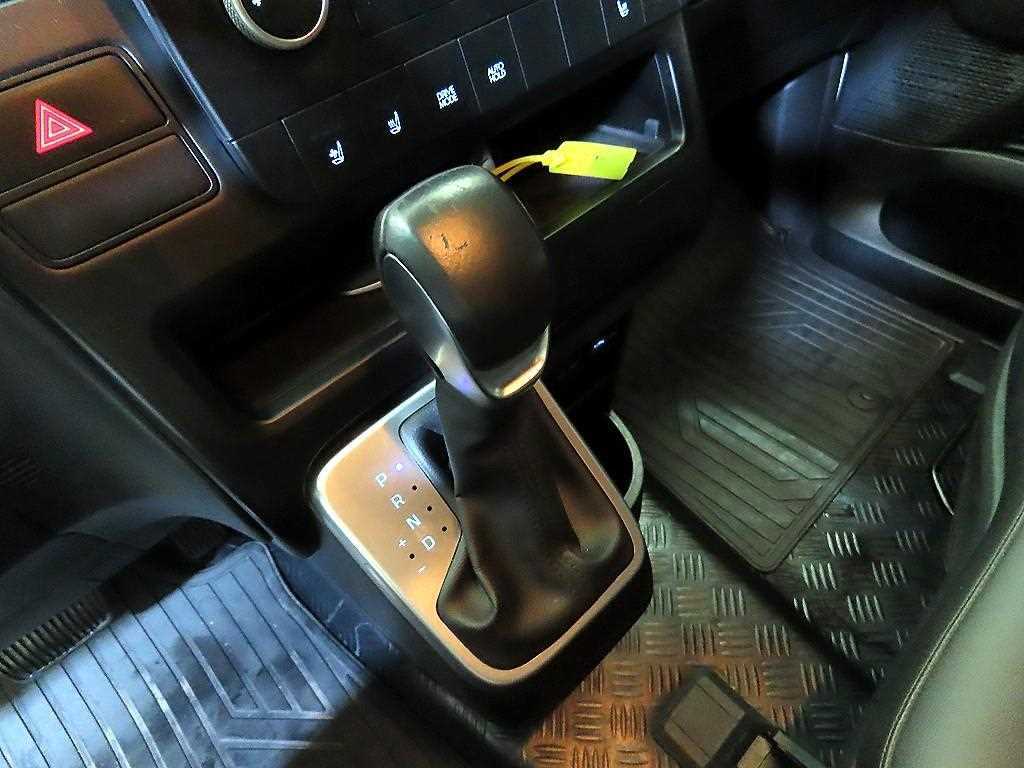 HYUNDAI Staria - Vista 11