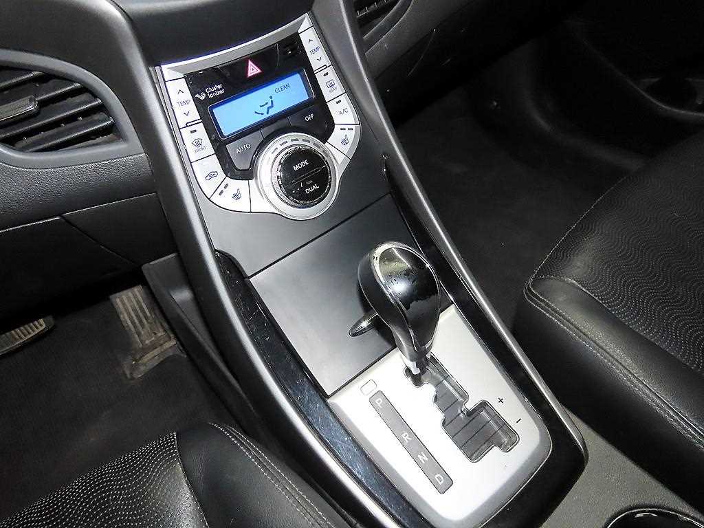 HYUNDAI Avante - Vista 12