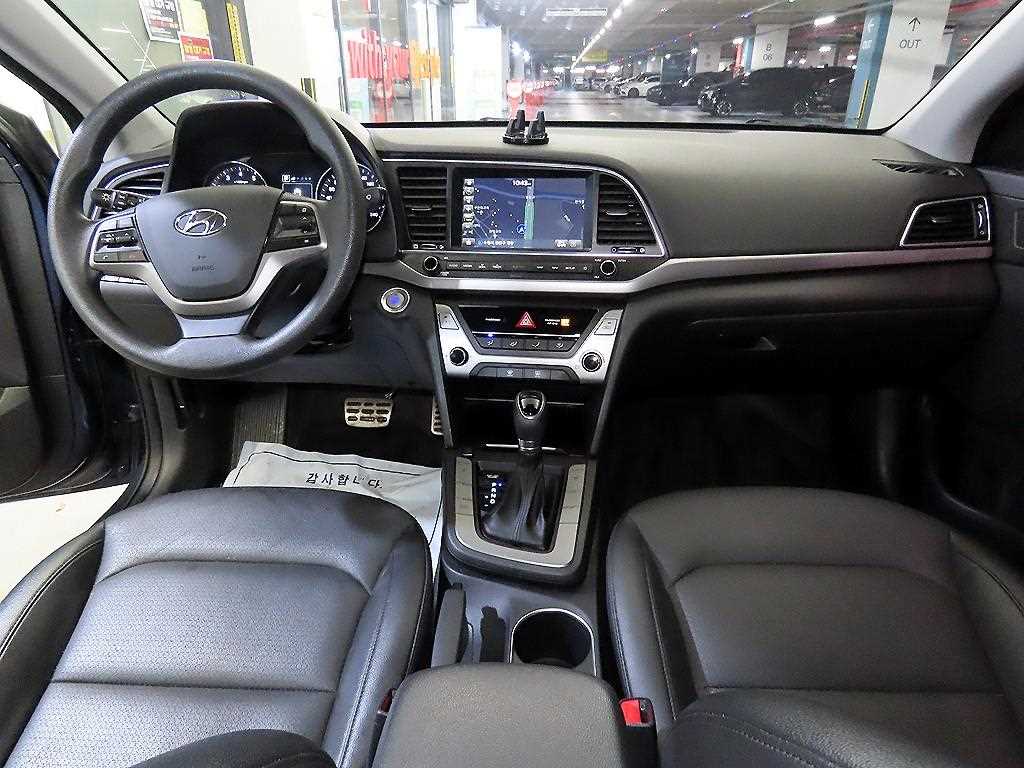 HYUNDAI Avante - Vista 10