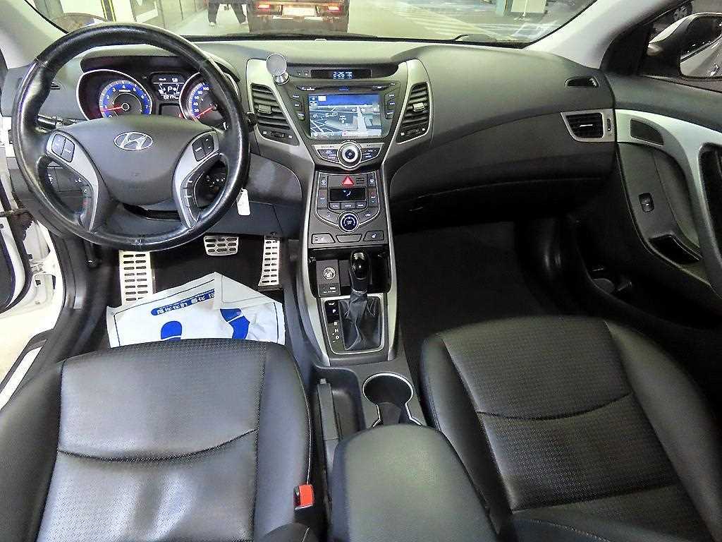 HYUNDAI Avante - Vista 10