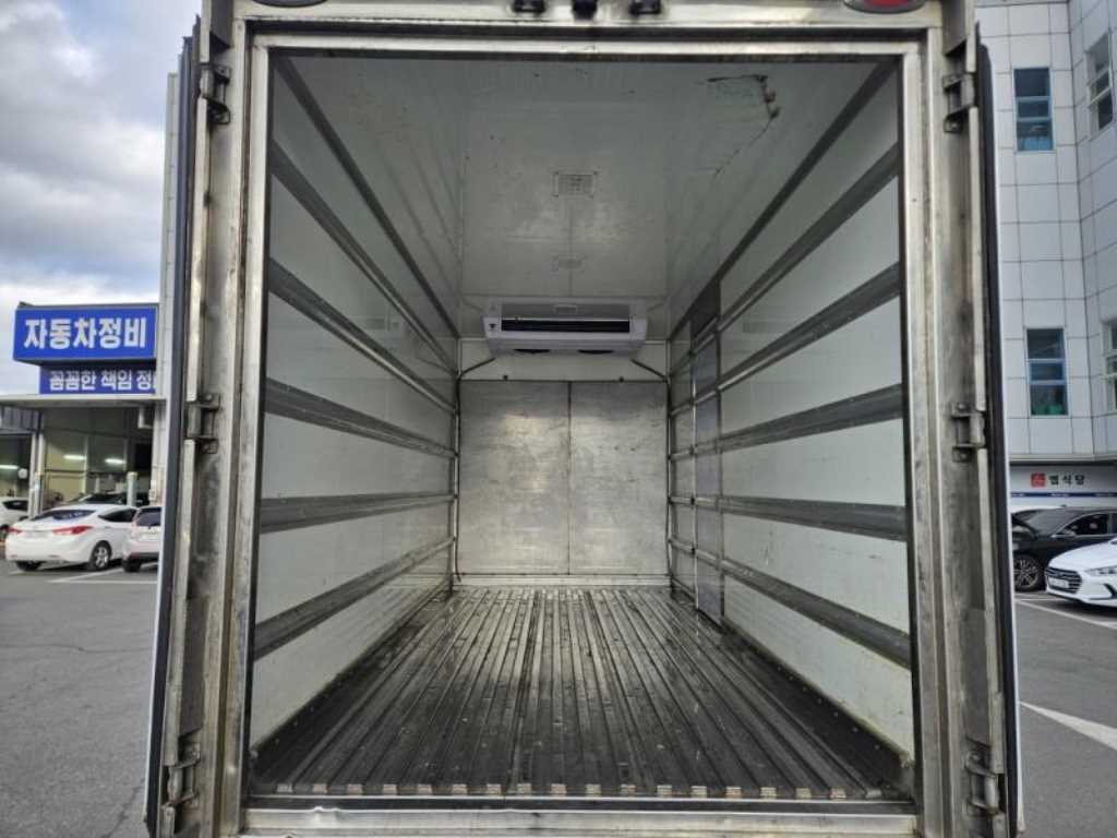 medium and large cargo truck - Vista 5