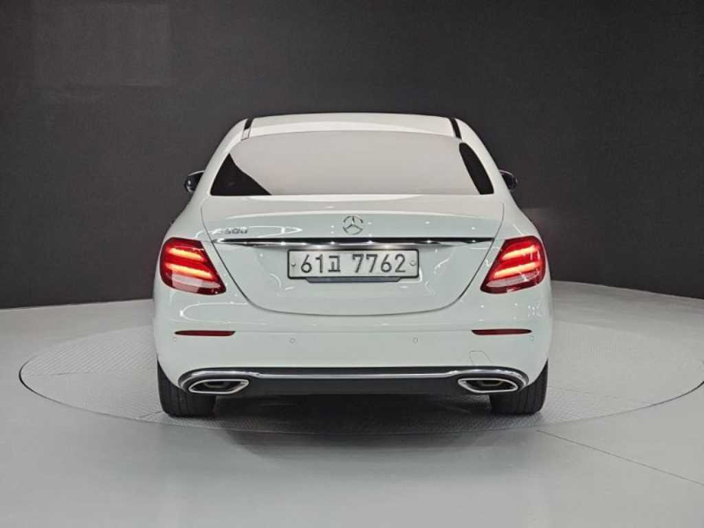 Mercedes Benz E class - Vista 3