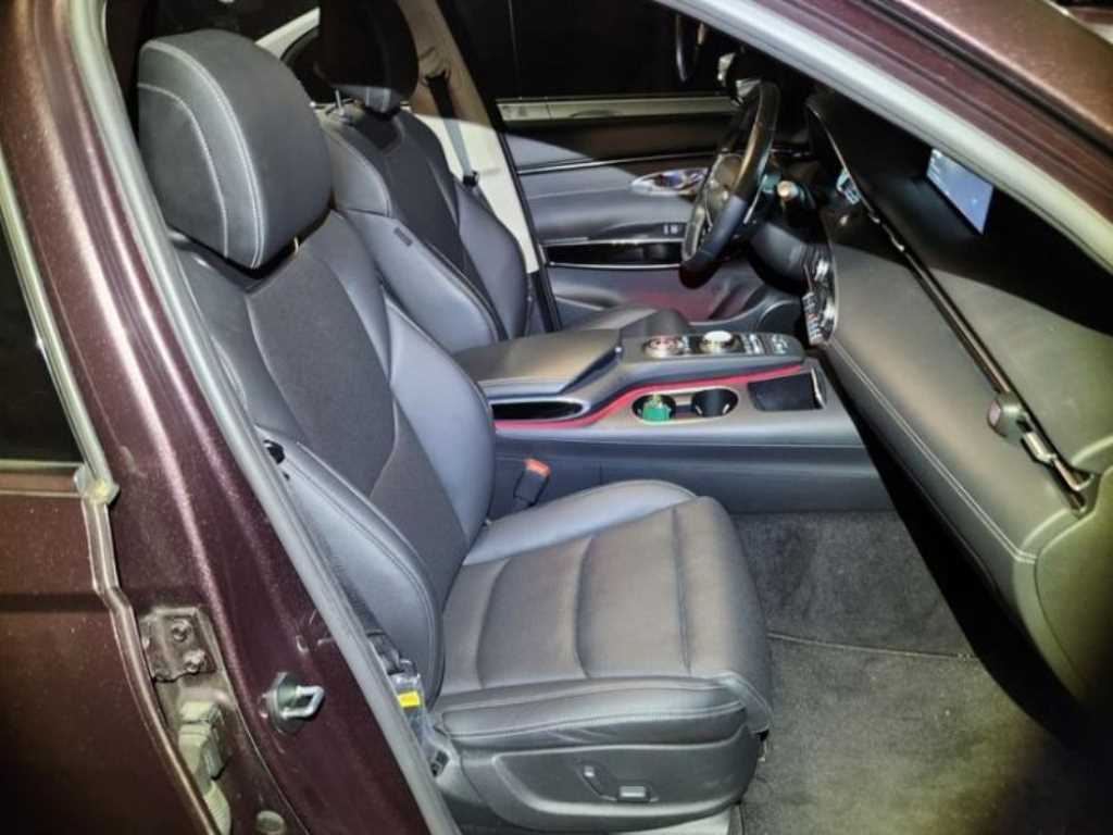 Genesis GV70 - Vista 8