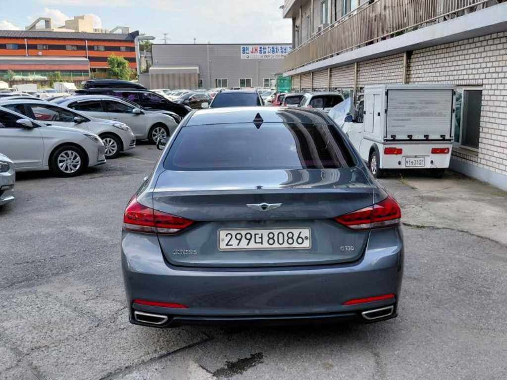 HYUNDAI Genesis - Vista 6