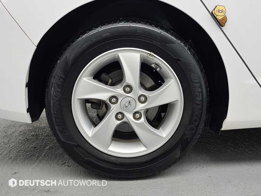 HYUNDAI Avante - Vista 5