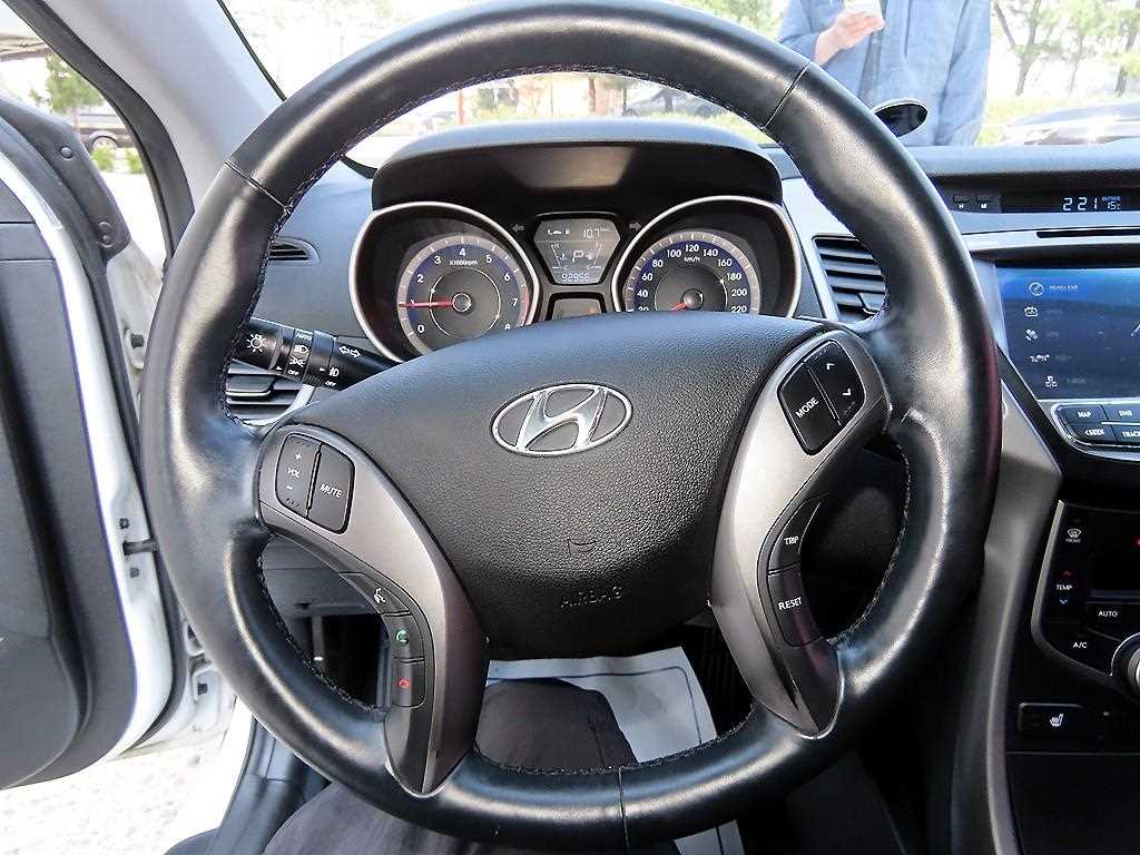 HYUNDAI Avante - Vista 8