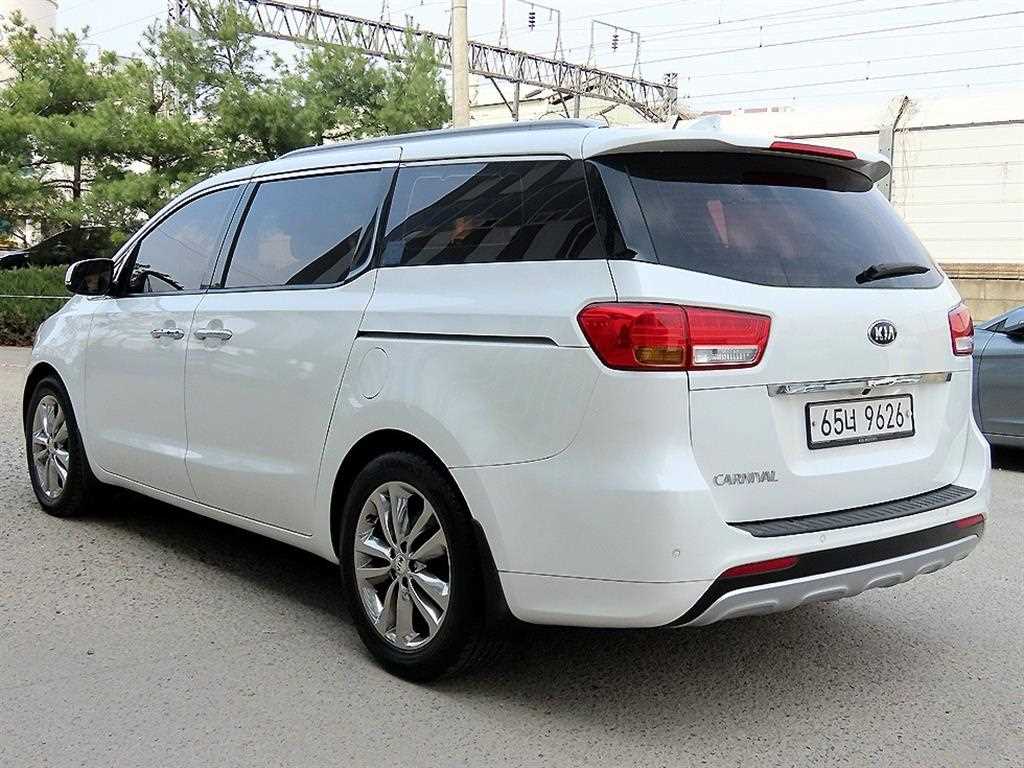 KIA Carnival - Vista 3