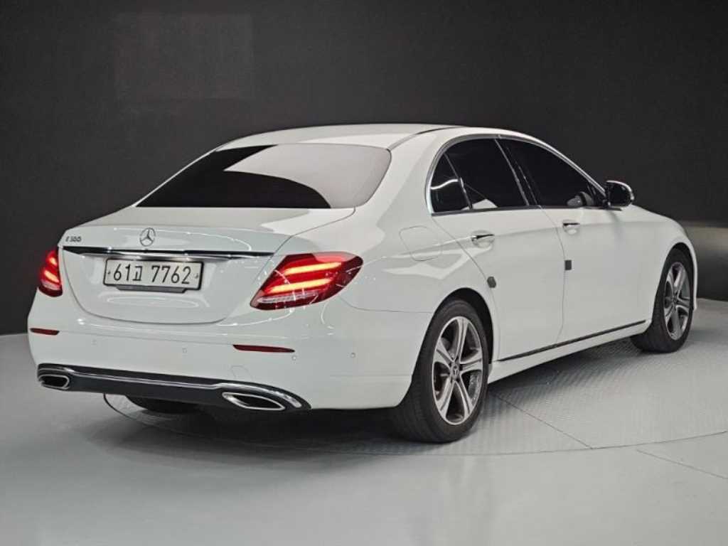 Mercedes Benz E class - Vista 4
