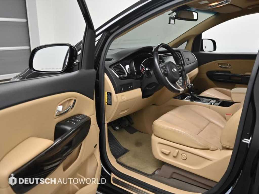 KIA Carnival - Vista 11