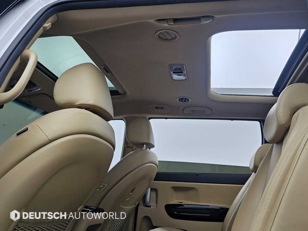 KIA Carnival - Vista 11