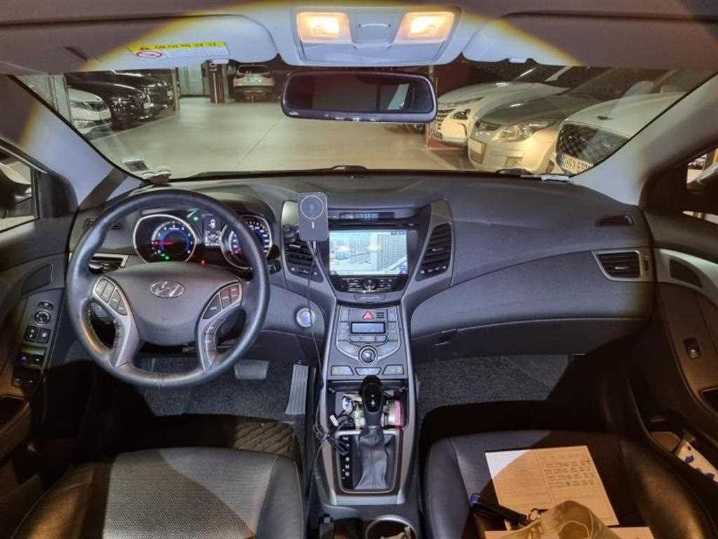 HYUNDAI Avante - Vista 11