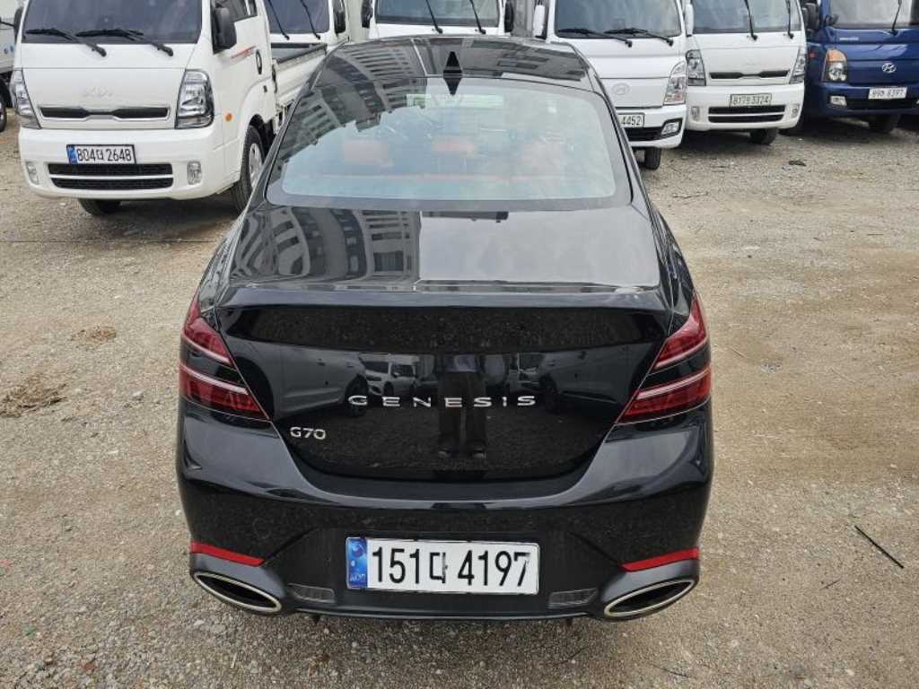 Genesis G70 - Vista 3