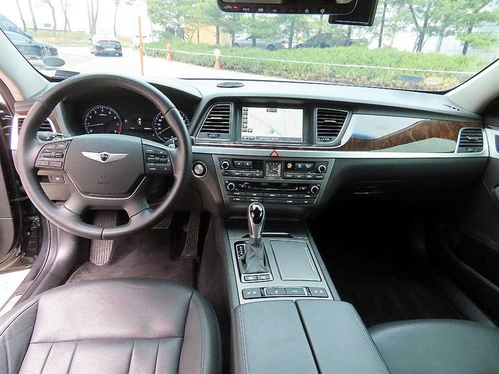HYUNDAI Genesis - Vista 7