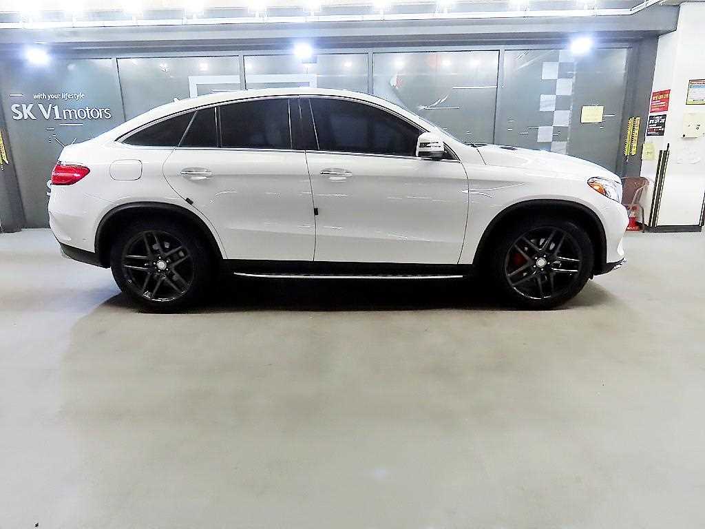 Mercedes Benz GLE Class - Vista 3
