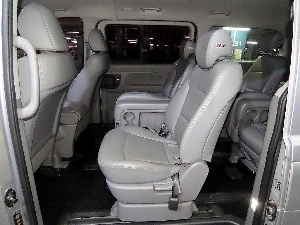 HYUNDAI Starex - Vista 7