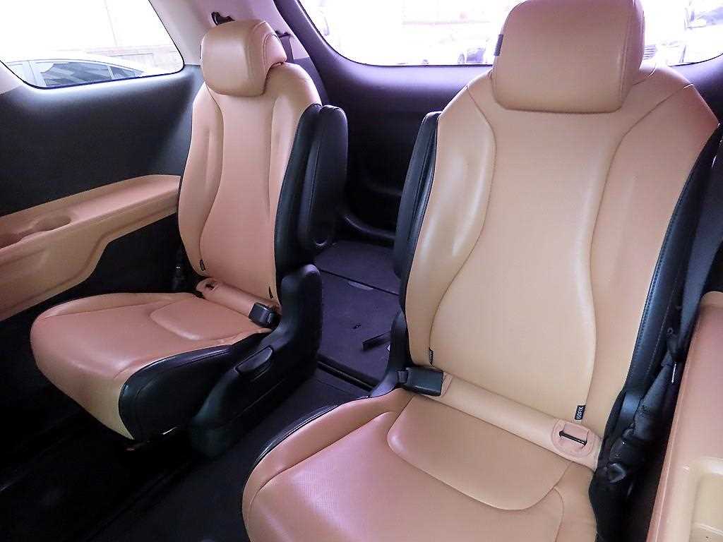 KIA Carnival - Vista 7