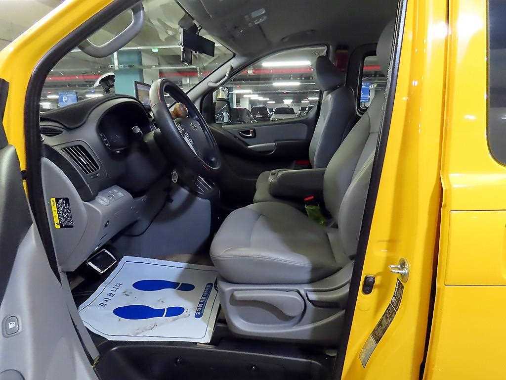 HYUNDAI Starex - Vista 6