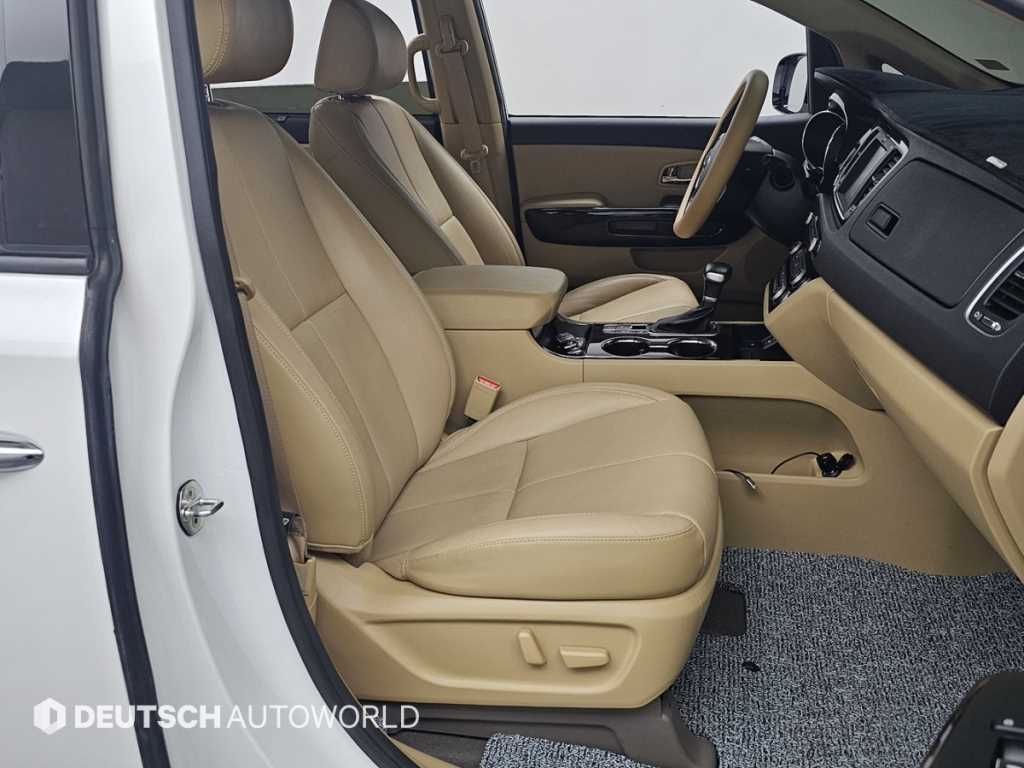 KIA Carnival - Vista 12