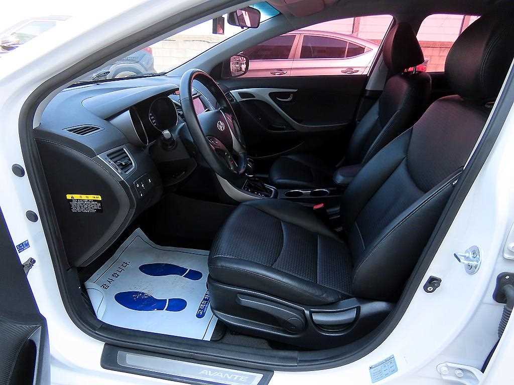 HYUNDAI Avante - Vista 5