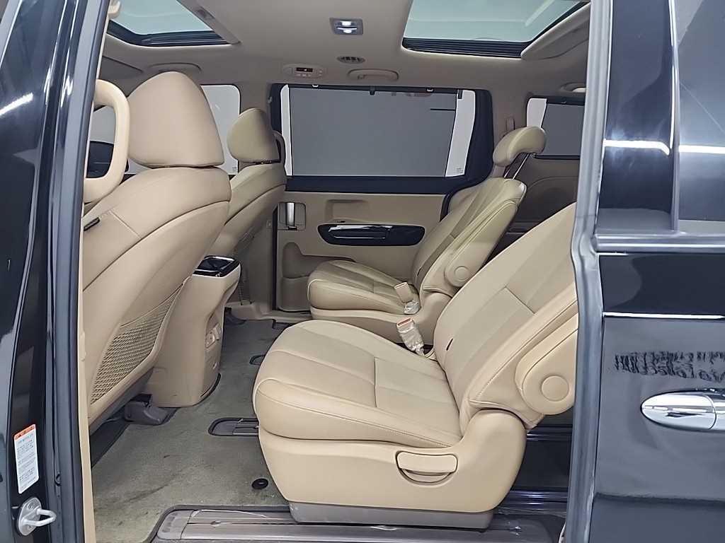 KIA Carnival - Vista 11