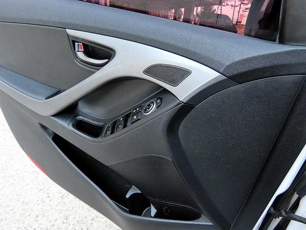 HYUNDAI Avante - Vista 11