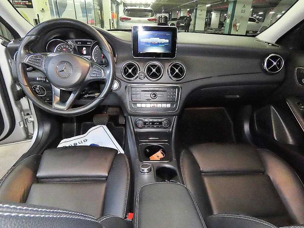 Mercedes Benz GLA Class - Vista 10