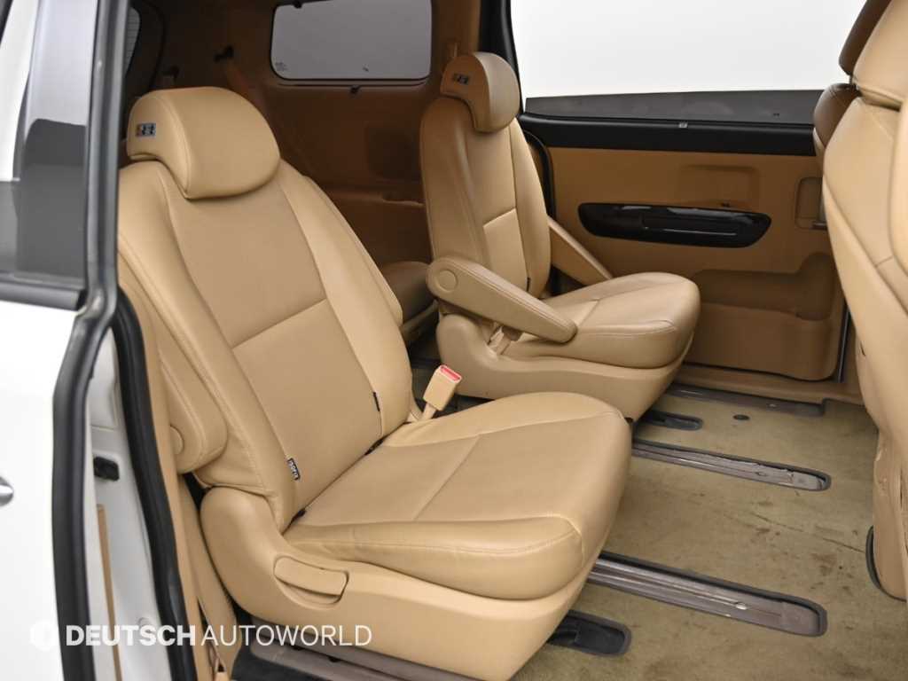 KIA Carnival - Vista 12