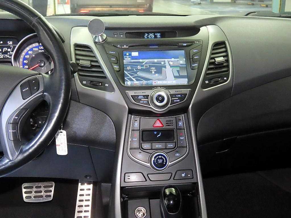 HYUNDAI Avante - Vista 11