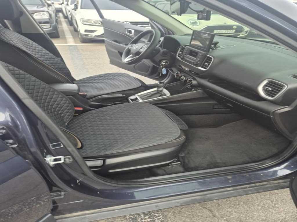 HYUNDAI Venue - Vista 11