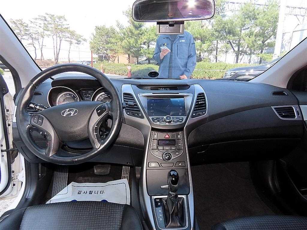 HYUNDAI Avante - Vista 7