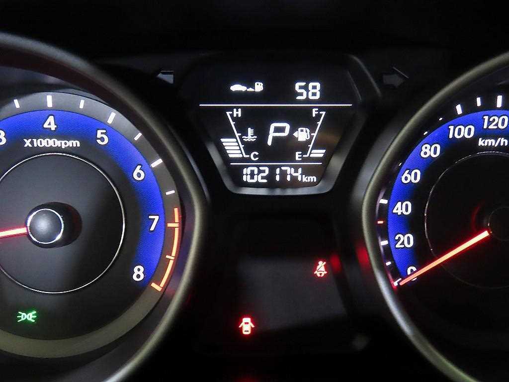 HYUNDAI Avante - Vista 9