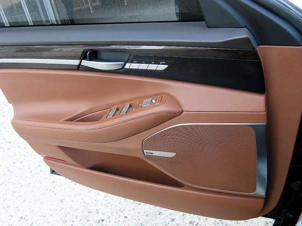 Genesis G90 - Vista 11