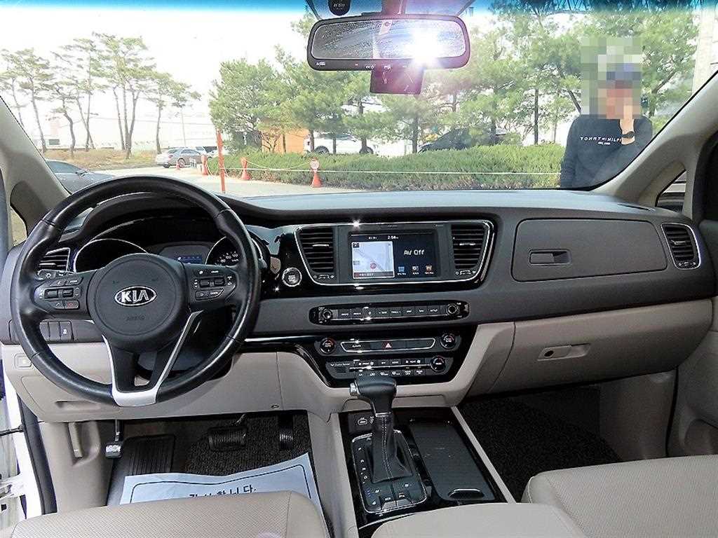 KIA Carnival - Vista 8