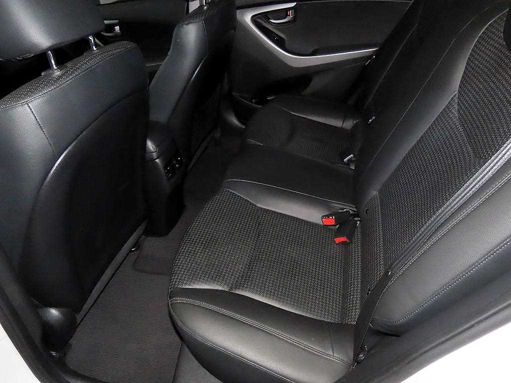 HYUNDAI Avante - Vista 7