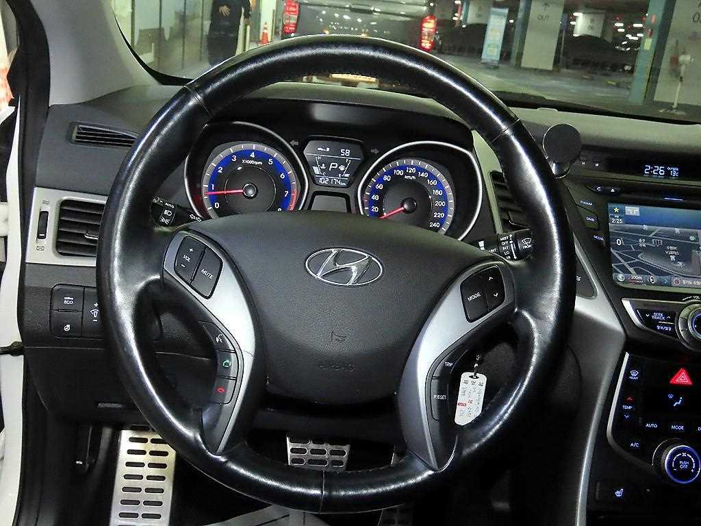 HYUNDAI Avante - Vista 8