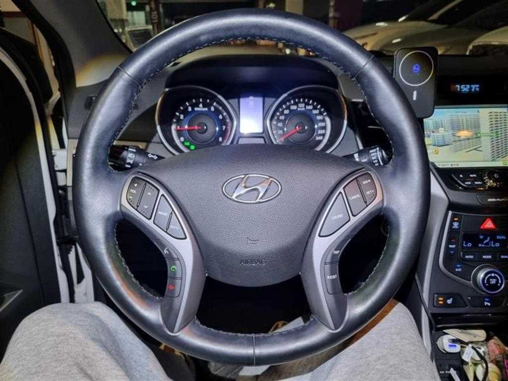 HYUNDAI Avante - Vista 3