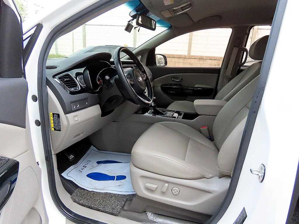 KIA Carnival - Vista 5