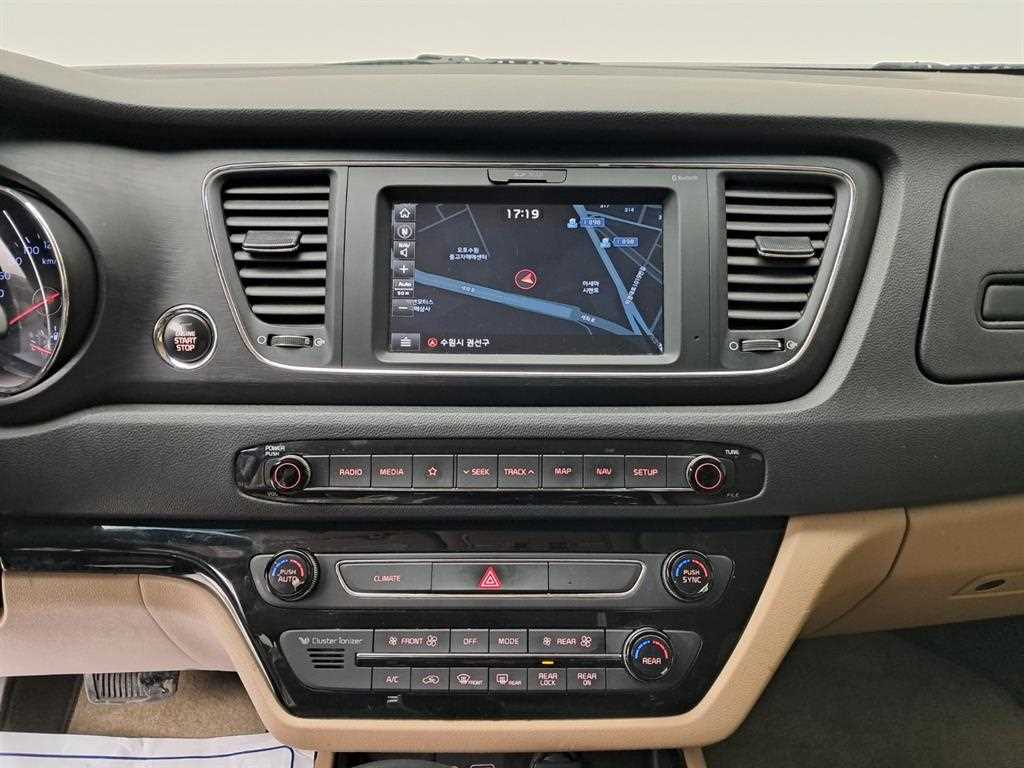 KIA Carnival - Vista 9