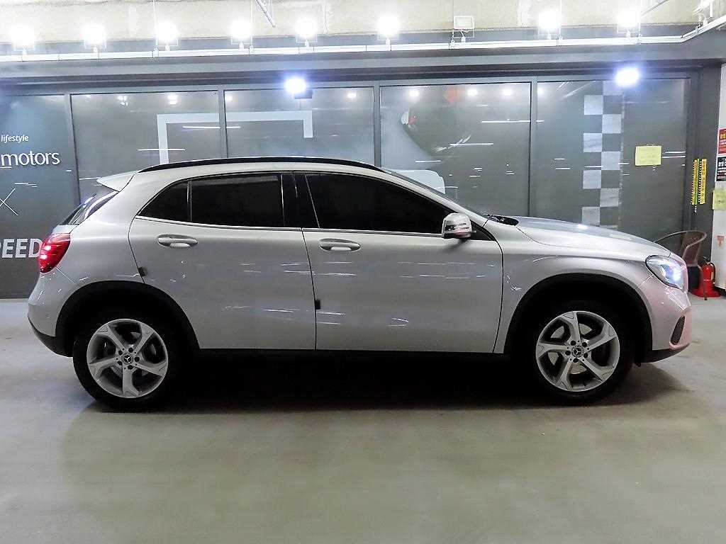 Mercedes Benz GLA Class - Vista 3