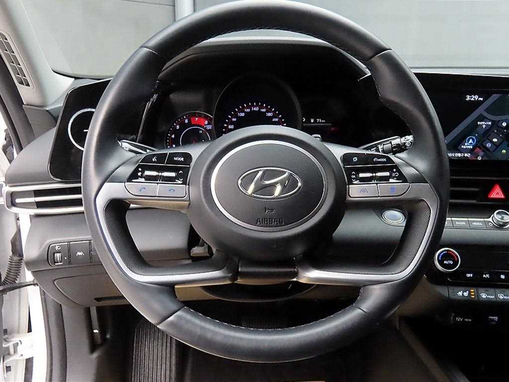 HYUNDAI Avante - Vista 9