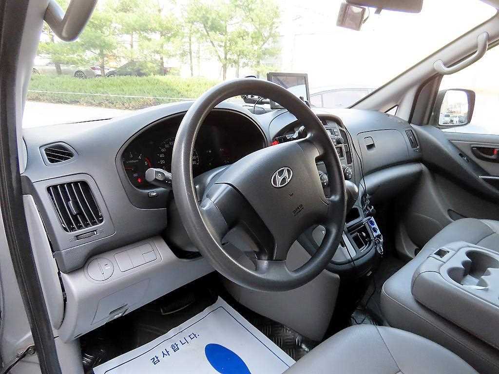 HYUNDAI Starex - Vista 6