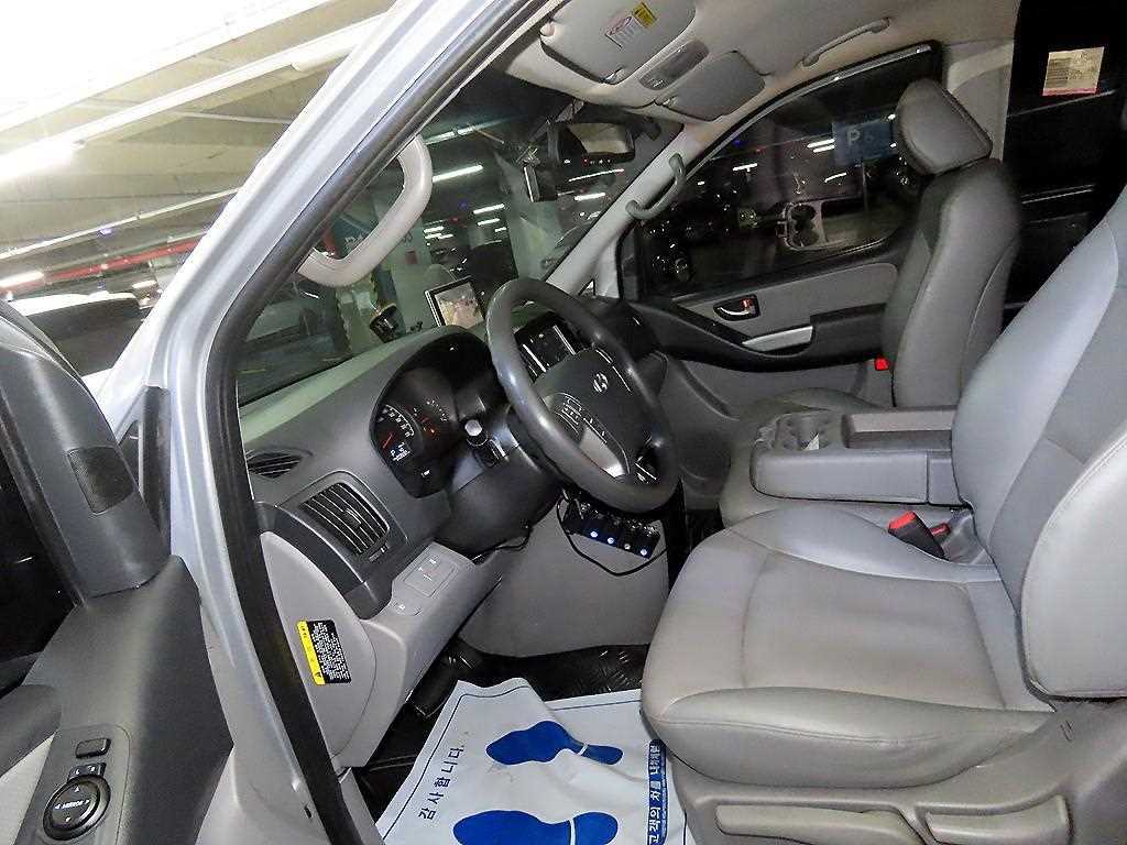 HYUNDAI Starex - Vista 6